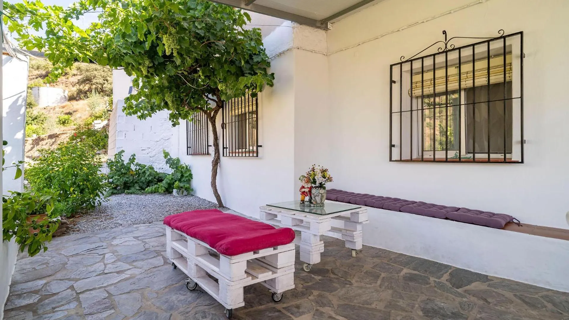 4 Bedroom Pet Friendly Home In Sayalonga Spain