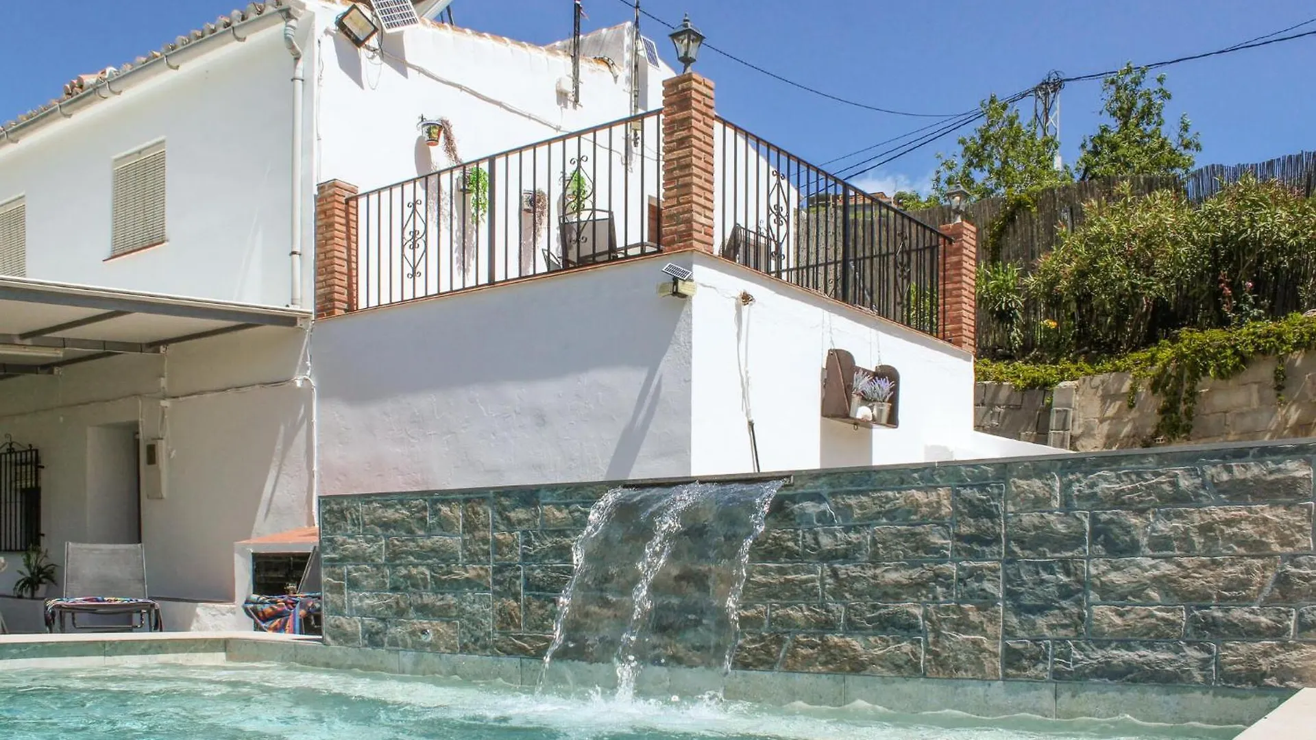4 Bedroom Pet Friendly Home In Sayalonga Spain